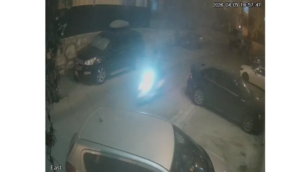 فيديو متداوَل- هروب شخص بلباس أسود على دراجة نارية من المبنى المستهدَف في عين سعادة بعد وقوع الغارة