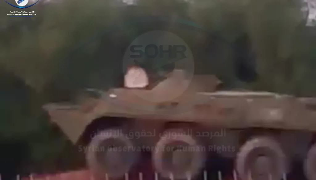 المرصد السوري: رتل عسكري تابع لوزارة الدفاع يسير باتجاه الحدود اللبنانية (فيديو)