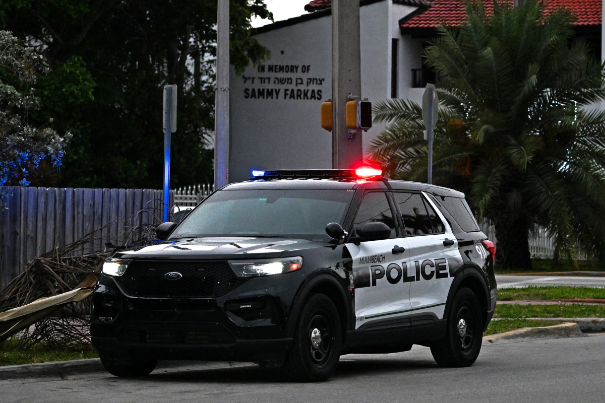 سيارة شرطة قرب كنيس يهودي في ميامي بيتش (أ ف ب)‏