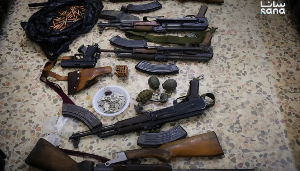 الأمن الداخلي في مصياف يقبض على عصابة سلب ويضبط أسلحة ومسروقات