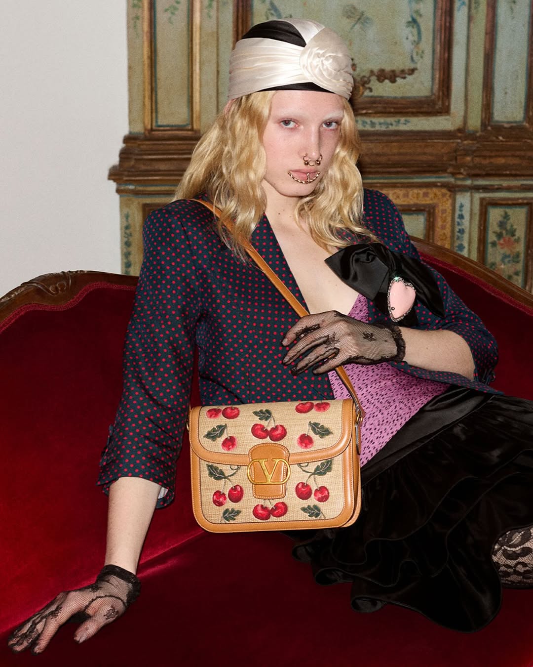 حقائب الرافيا المزينة بنقشة الكرز من 