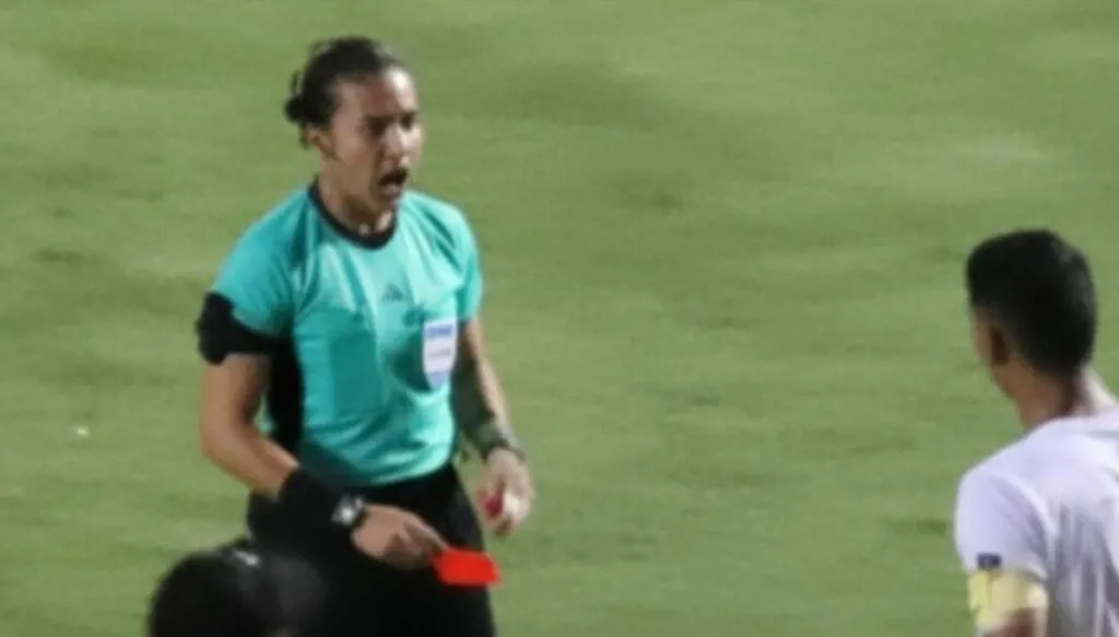 "صفعة العار"... لاعب يثير الغضب بعد صفع حكمة المباراة (فيديو)