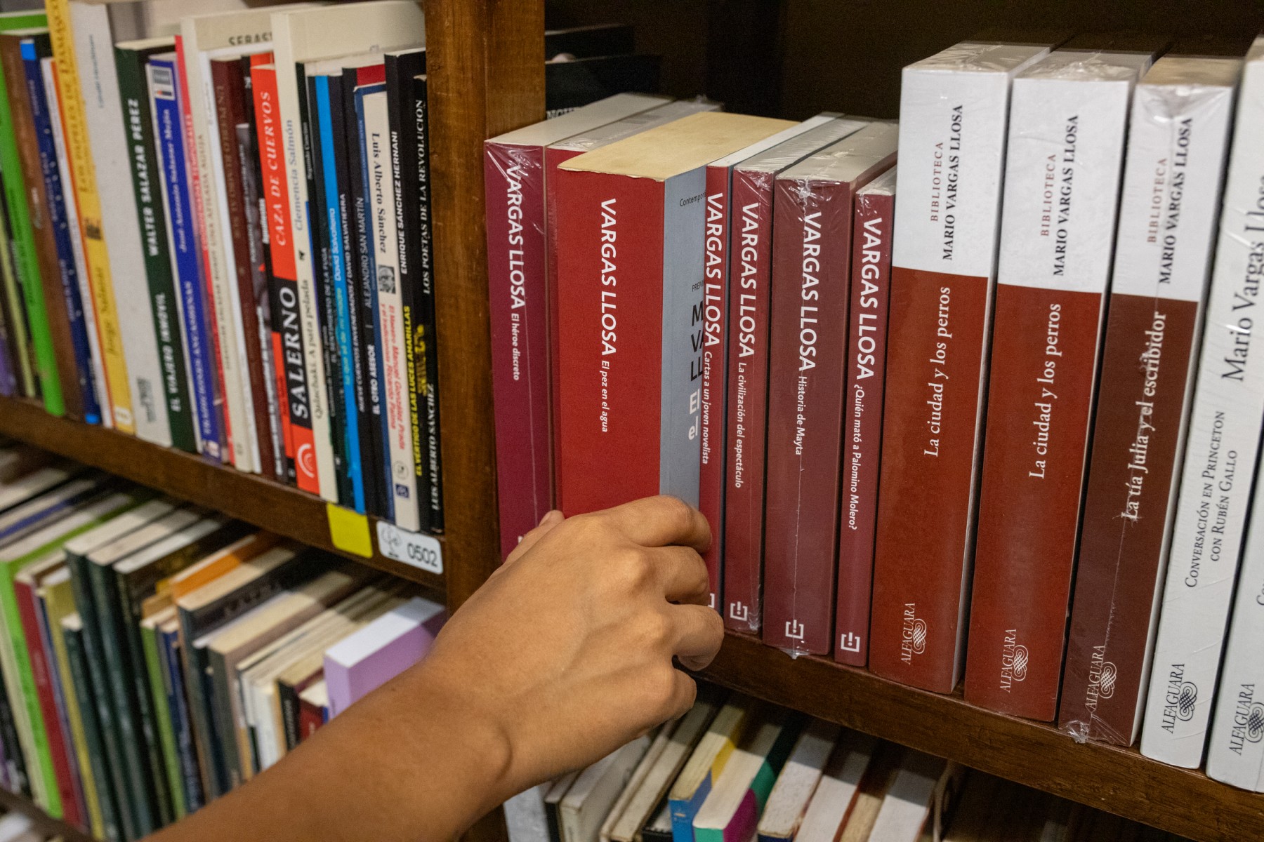 كتب لماريو فارغاس يوسا على رفوف مكتبة في ميرافلوريس ‏‏(أ ف ب)‏