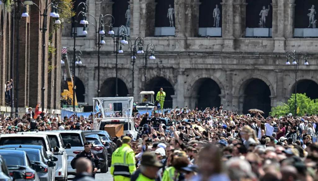 حشود غفيرة في وداع البابا (أ ف ب)‏