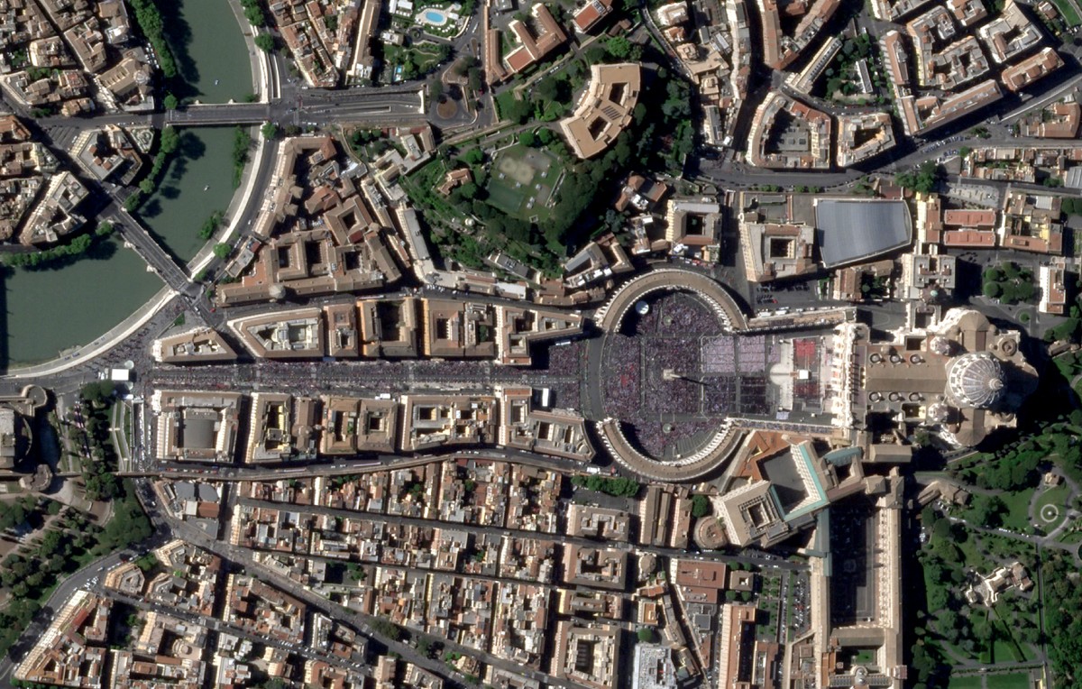 صورة التقطتها الأقمار الإصطناعية لساحة القديس بطرس المزدحمة ‏خلال جنازة البابا (أ ف ب)‏