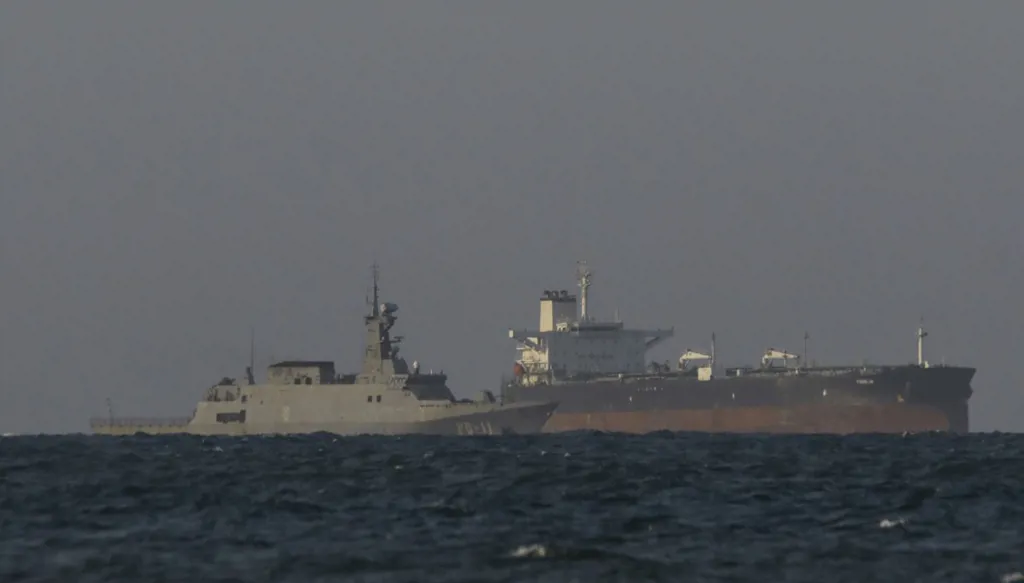 قارب تابع للبحرية الفنزويلية يرافق ناقلة نفط خام بالقرب من مصفاة إل ‏باليتو في فنزويلا (أ ف ب)‏