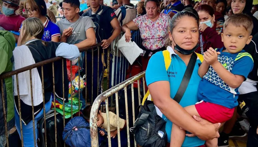 لإعادتهم لبلدهم... واشنطن تفرج عن مهاجرين فنزويليين محتجزين في غوانتانامو