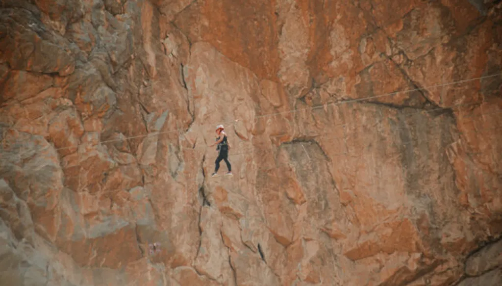 متسلق علق في أعالي جبال رأس الخيمة... والحرس الإماراتي ينقذه