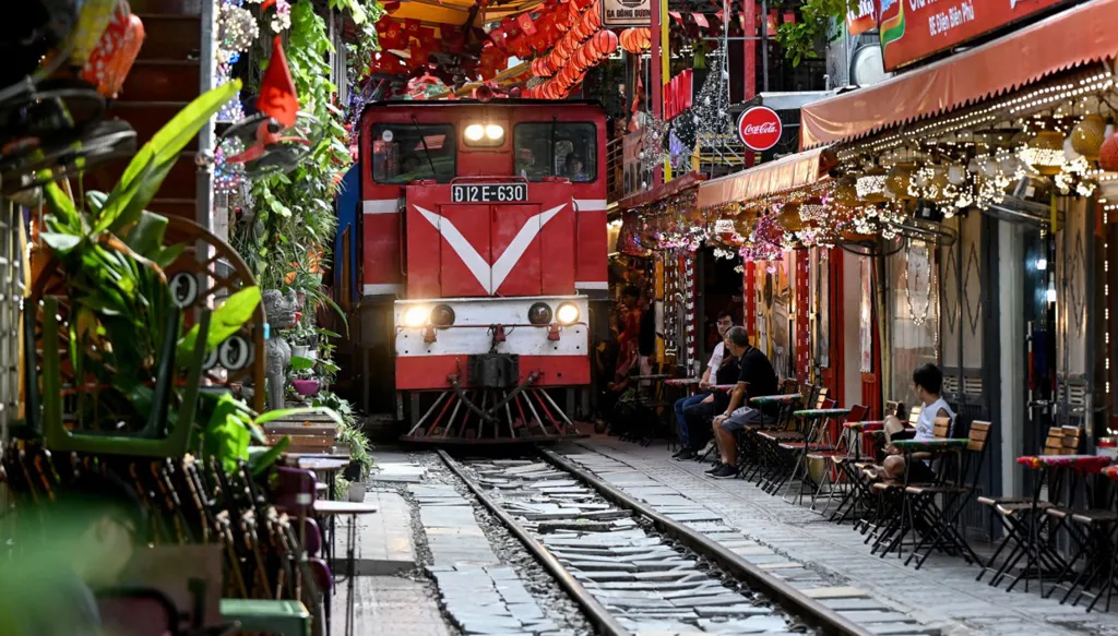 شارع القطار في هانوي... سعت السلطات لإغلاقه مراراً وأنقذته ‏السياحة