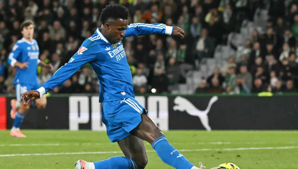 فينيسيوس ليس وحيداً... صدام بين نجوم ريال مدريد وتشابي ألونسو