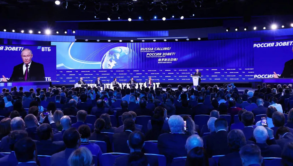 بوتين يلقي كلمة خلال جلسة عامة لمنتدى "روسيا تنادي!" الاستثماري في موسكو، 2 كانون الأول/ديسمبر 2025 (أ ف ب)