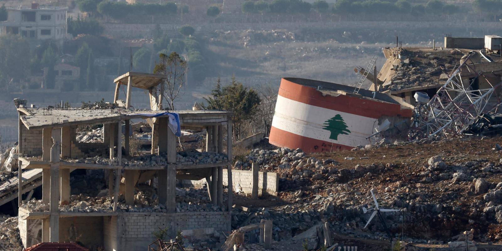 مبنى متضرر في قرية ميس الجبل في جنوب لبنان  (أ ف ب)