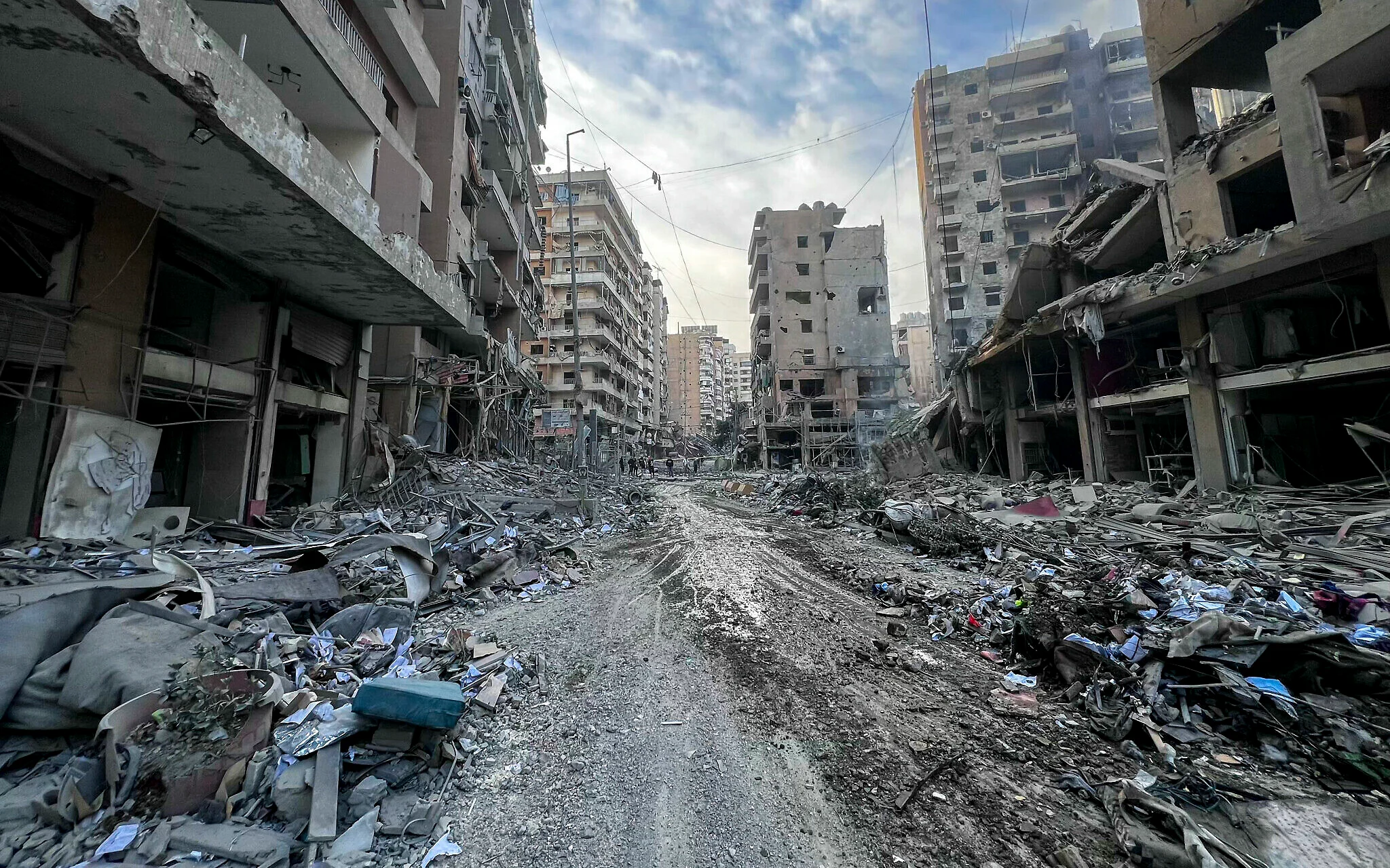  آثار القصف اليوم الرابع للصراع (أ ف ب)