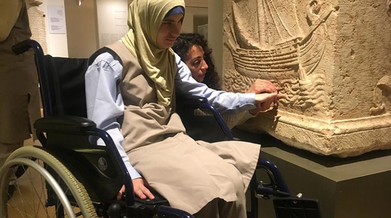 مشاركة إحدى الطالبات في تجربة حسّية للتعرّف إلى الآثار داخل متحف بيروت الوطني. (Red Oak)
