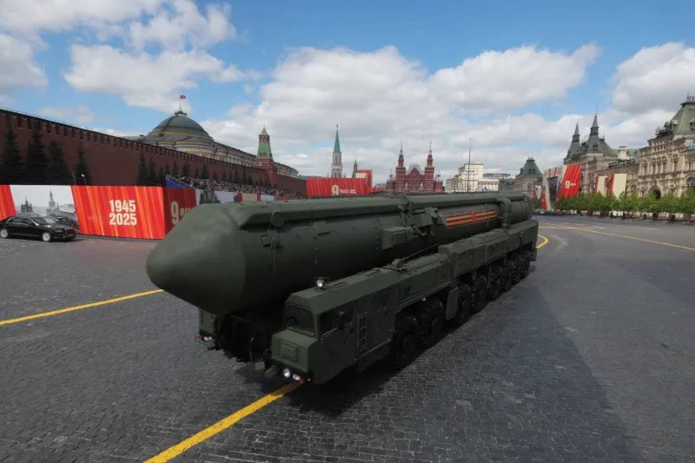 وحدة نظام الصواريخ الباليستية الروسية خلال عرض عسكري في موسكو، مايو/أيار 2025 (رويترز)