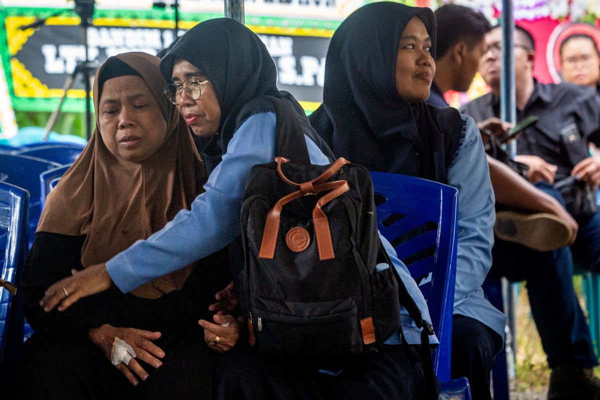 والدة الجندي الإندونيسي فاريزال رومادون من قوات اليونيفيل الذي قُتل في هجوم مدفعي في جنوب لبنان، تتلقى العزاء في منزلها في كولون بروجو، يوجياكارتا في 31 آذار/مارس 2026