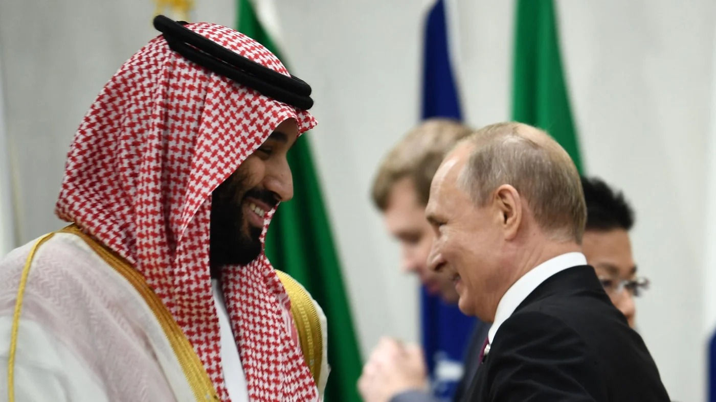 ولي العهد السعودي الأمير محمد بن سلمان والرئيس الروسي فلاديمير بوتين في قمة العشرين، أوساكا، 28 يونيو 2019 (أ ف ب)