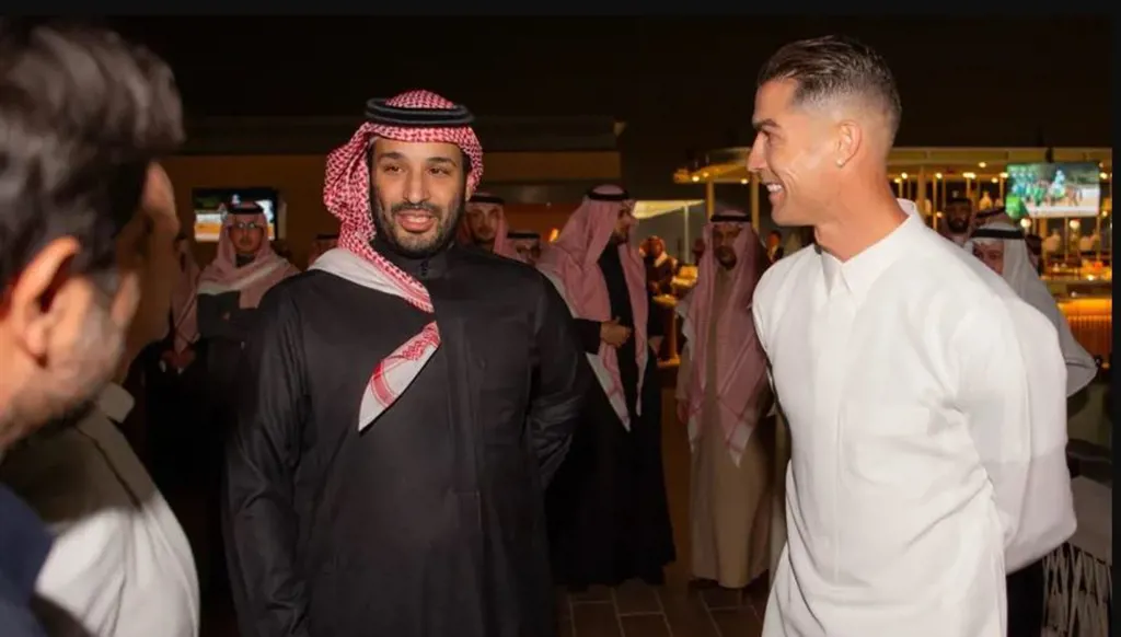 صورة خطفت الأنظار... رونالدو يحتفل بيوم التأسيس بحضور ولي العهد السعودي