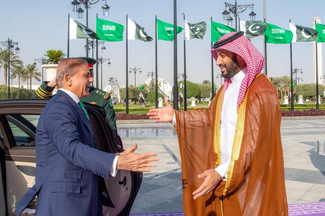 ولي العهد السعودي محمد بن سلمان يستقبل رئيس الوزراء الباكستاني شهباز شريف في الرياض في 17 سبتمبر 2025 (رويترز)