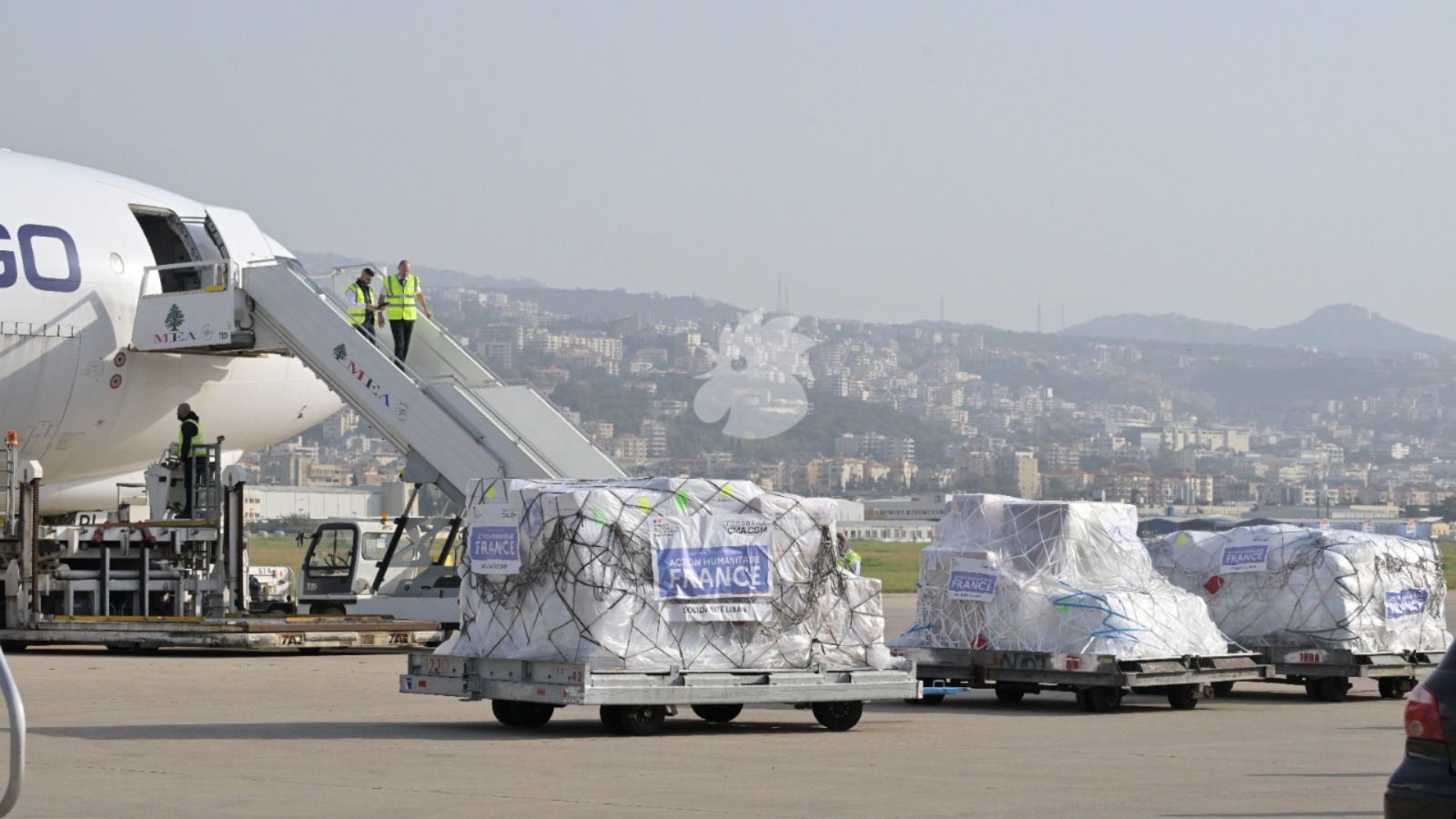 وصول المساعدات الفرنسية إلى مطار رفيق الحريري الدولي، اليوم الخميس في 12 آذار/مارس 2026 (نبيل اسماعيل)