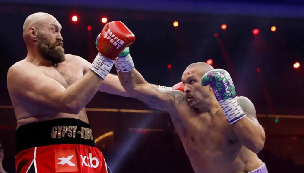 أوسيك يُكرر فوزه على فيوري ويحتفظ بلقب العالم للملاكمة للوزن الثقيل