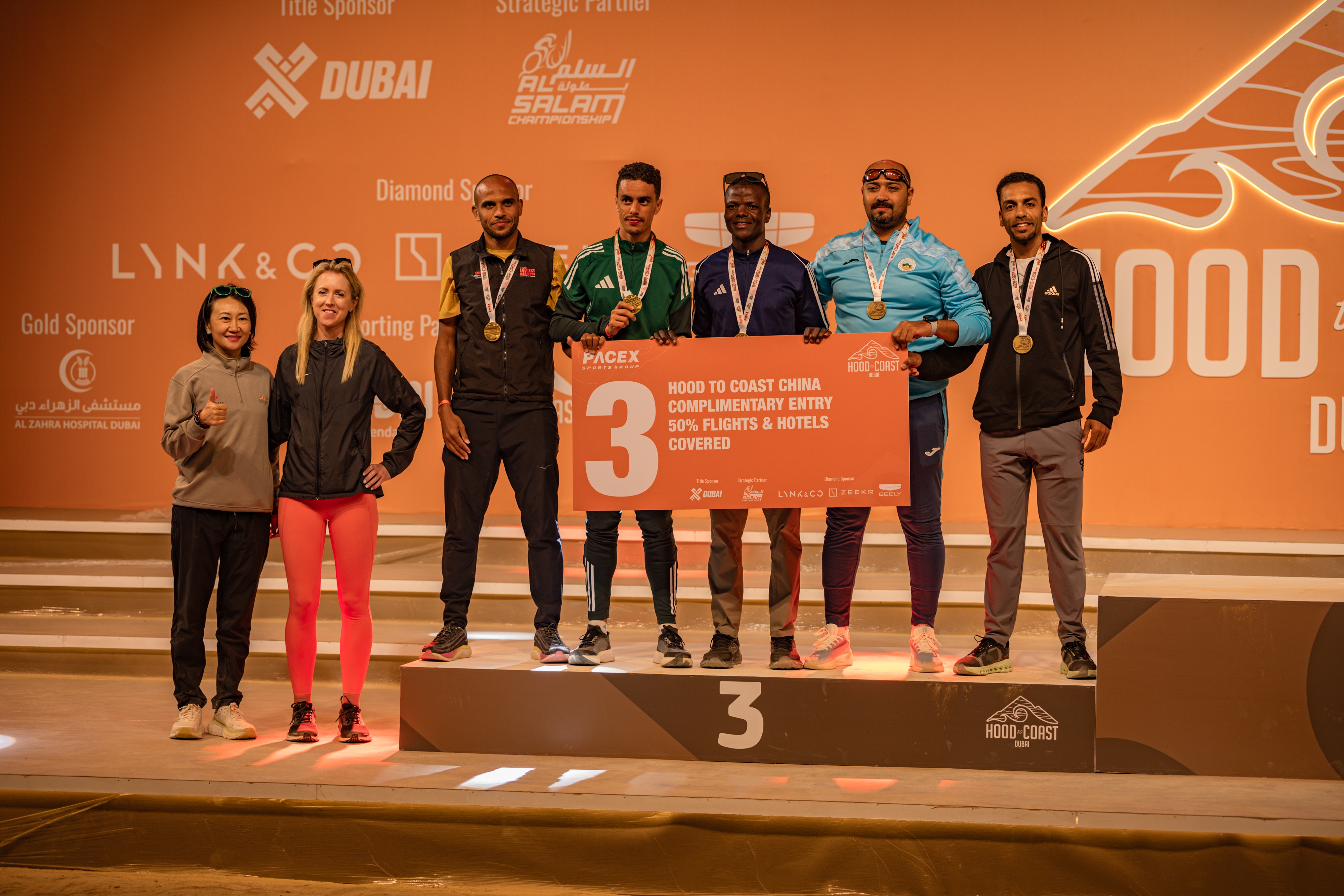 تتويج الفائزين في سباق التتابع في دبي. (وكالات)