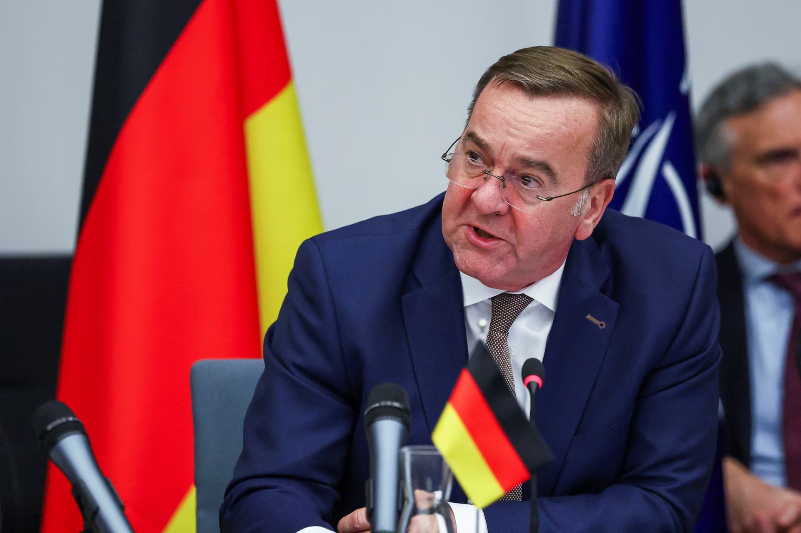 وزير الدفاع الألماني بوريس بيستوريوس يتحدث أمام مجموعة الاتصال المعنية بالدفاع عن أوكرانيا في بروكسل (رويترز)