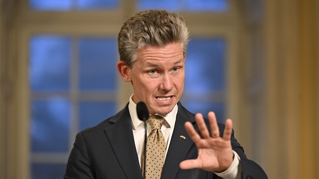 وزير الدفاع السويدي بول يونسون (وسائل إعلام سويدية)