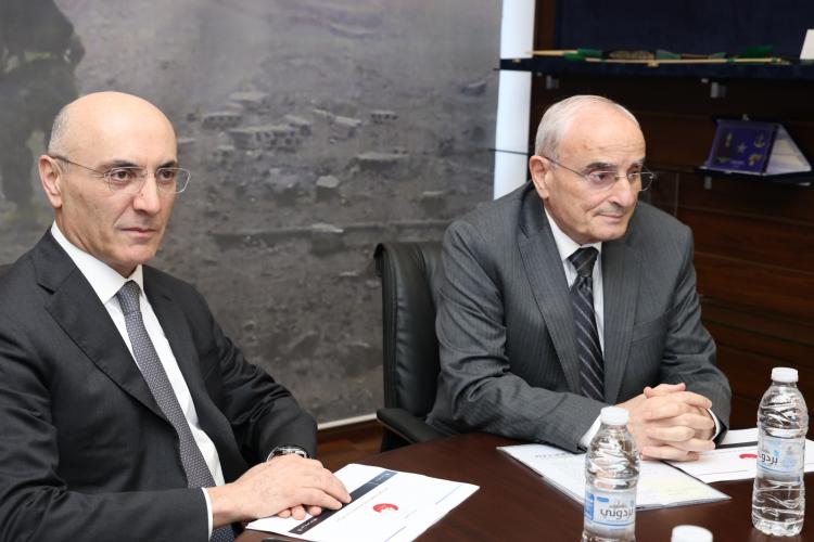 وزيرا الدفاع والداخلية ميشال منسى وأحمد الحجار خلال اللقاء (موقع وزارة الدفاع)