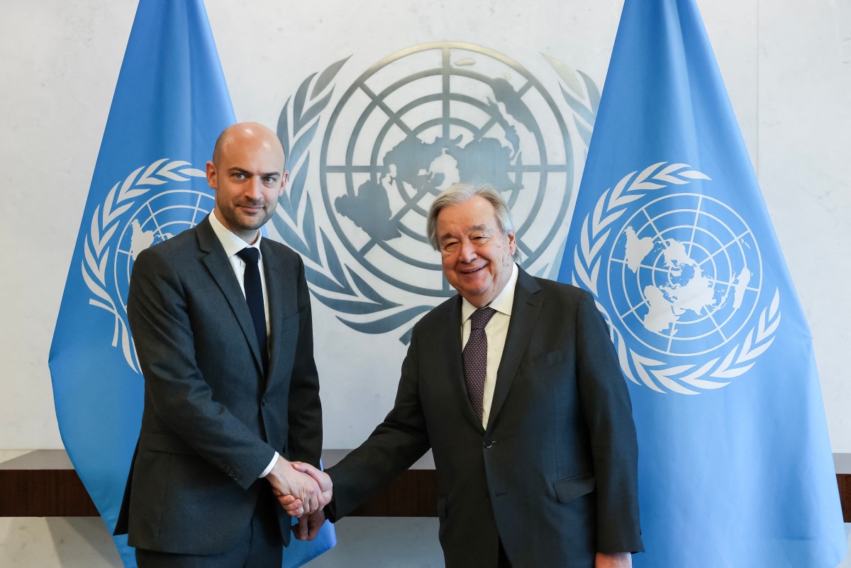 وزير الخارجية الفرنسي جان نويل بارو والأمين العام للأمم المتحدة أنطونيو غوتيريش خلال لقائهما في مقر الأمم المتحدة في نيويورك في 27 نيسان/أبريل 2026 (أ ف ب)