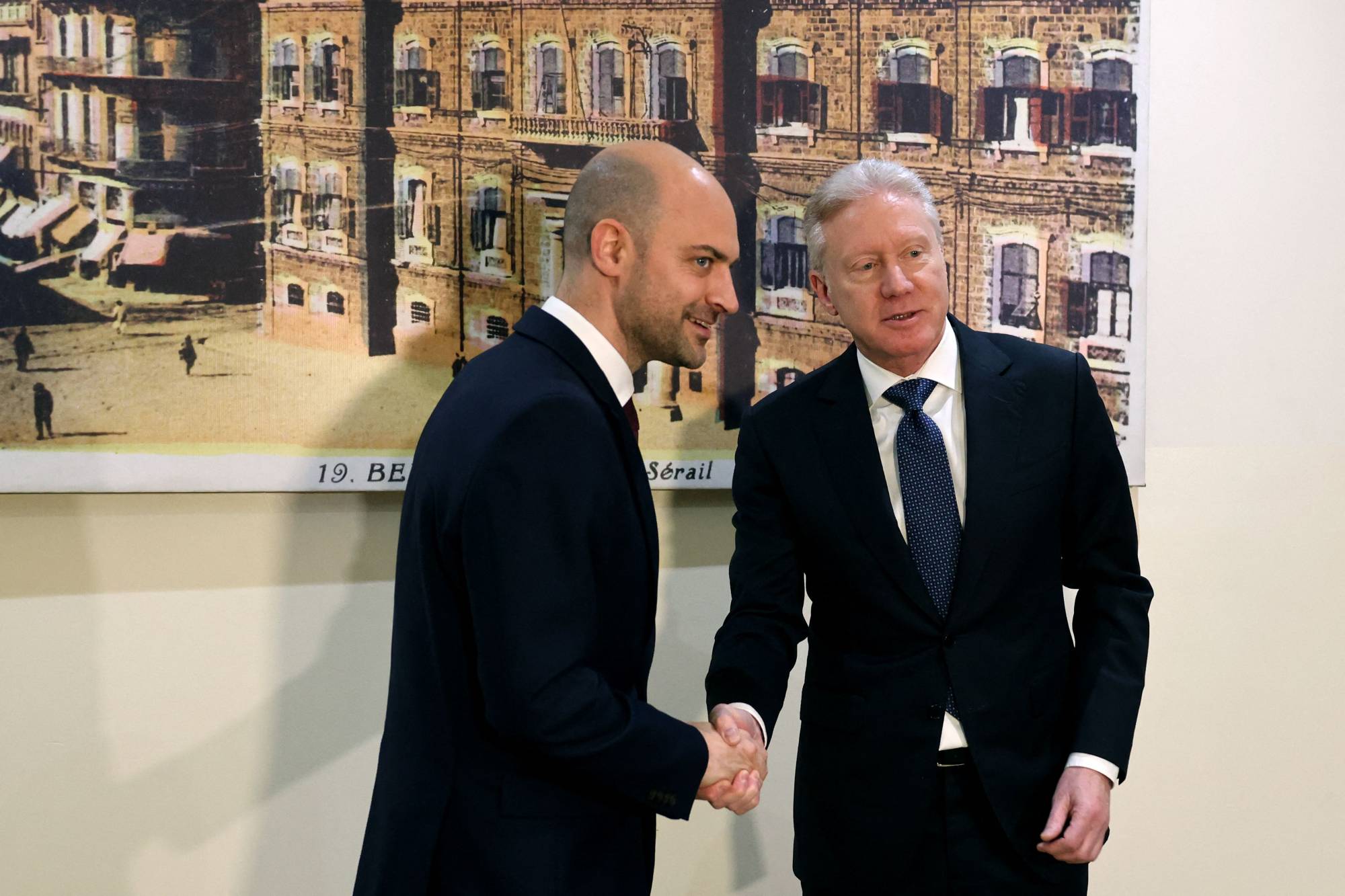 وزير الخارجية اللبناني يوسف رجي ونظيره الفرنسي جان نويل بارو أثناء لقاء سابق (أ ف ب)