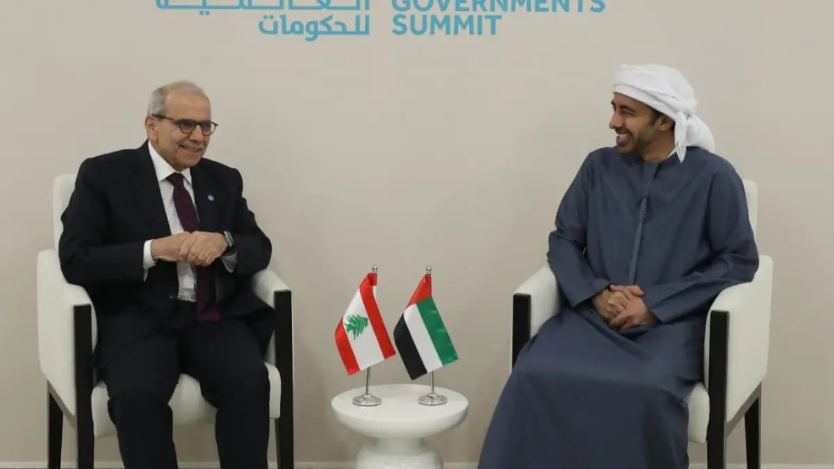 وزير الخارجية الإماراتي الشيخ عبد الله بن زايد آل نهيان ورئيس الوزراء اللبناني نواف سلام (وكالات)