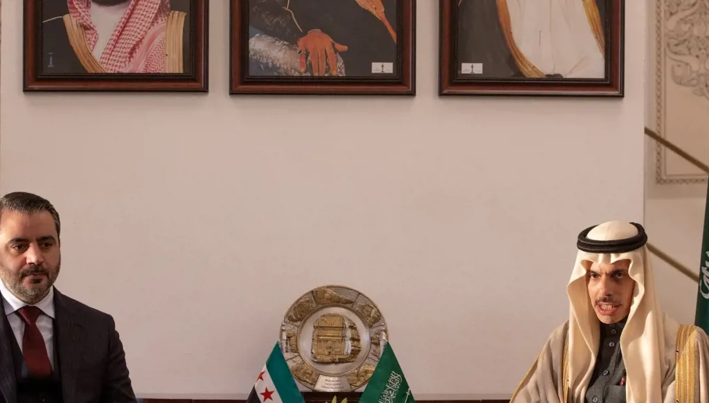 بن فرحان يبحث مع الشيباني سبل دعم سوريا