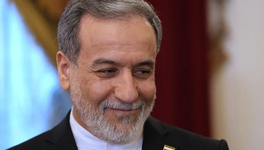 عباس عراقجي يجري اتصالات ويعلن الدخول في جولة مفاوضات جديدة بوساطة باكستان