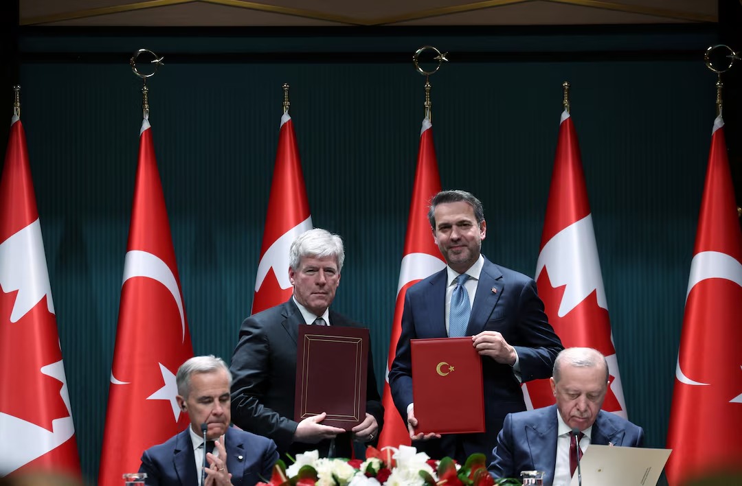 وزيرا الطاقة والموارد الطبيعية التركي والكندي، إلى جانب أردوغان وكارني، أثناء حفل التوقيع في القصر الرئاسي في أنقرة (رويترز)