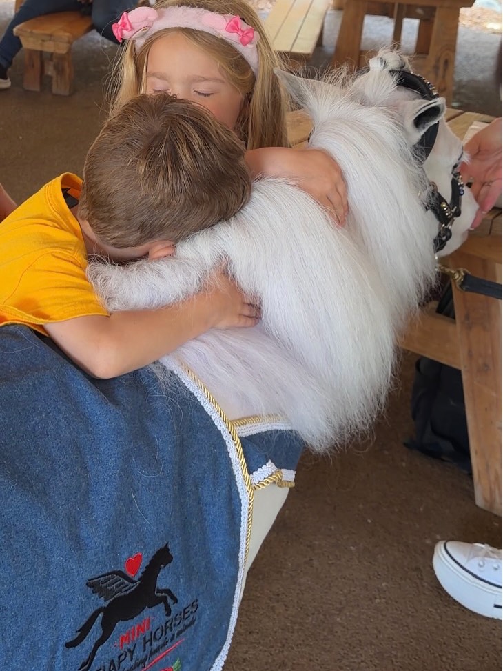أطفال يحضنون الفرس Pearl (إنستغرام Mini Therapy Horses).