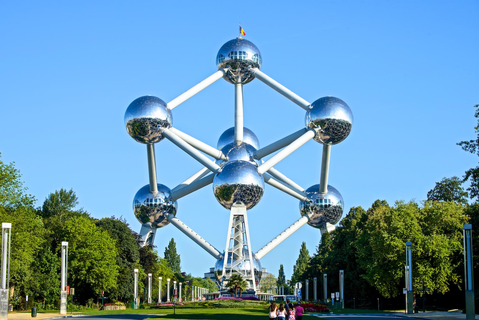 Atomium في بروكسل، تسع كرات معدنية متصلة تجسّد بلورة حديد مكبّرة 165 مليار مرة، في تصميم تحوّل إلى أحد أبرز رموز المدينة. (Atomium)