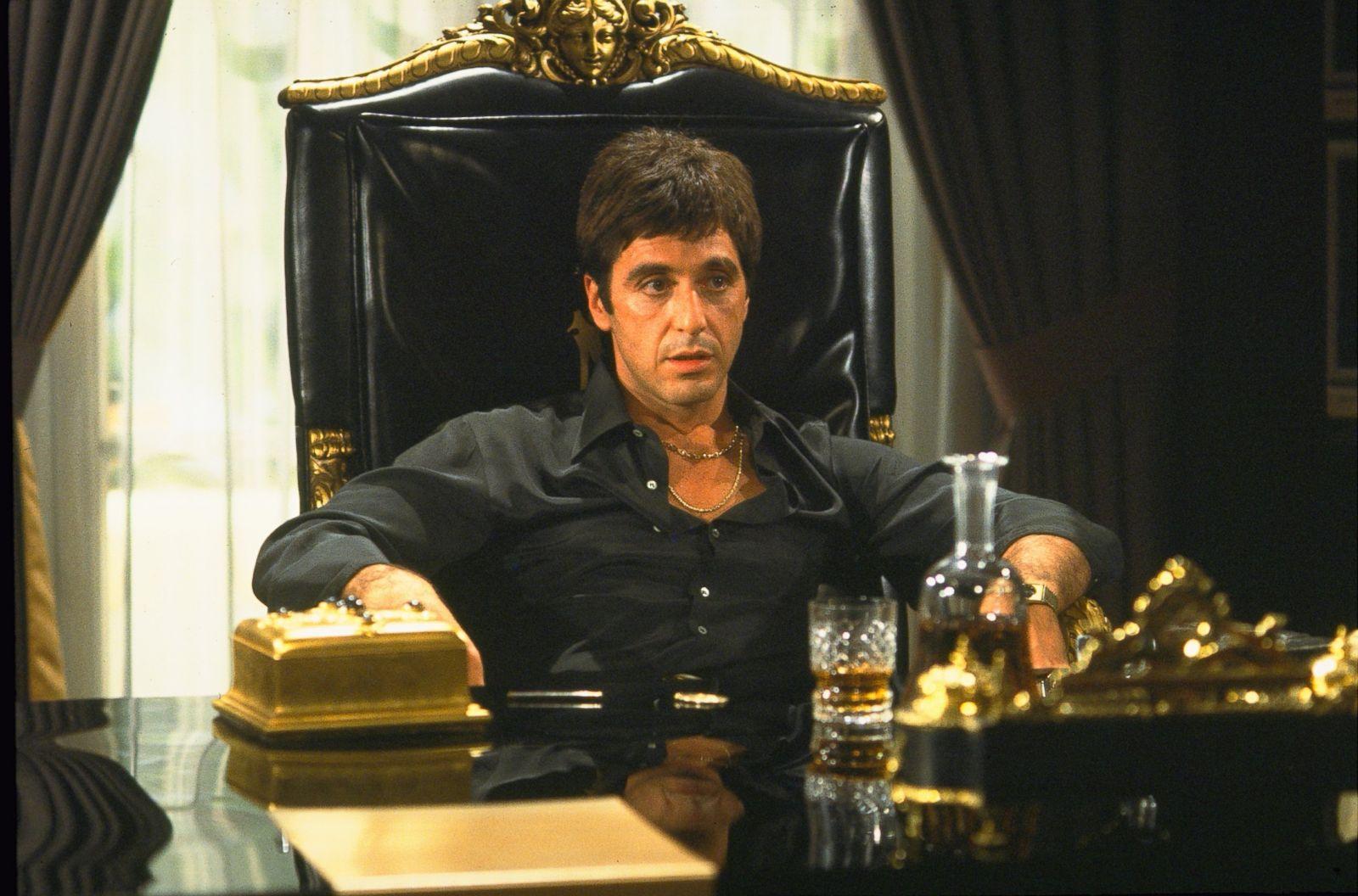 آل باتشينو في دور توني مونتانا بفيلم Scarface عام 1983، إحدى الشخصيات التي رسّخت حضوره في تاريخ أفلام الجريمة. (ABC News)