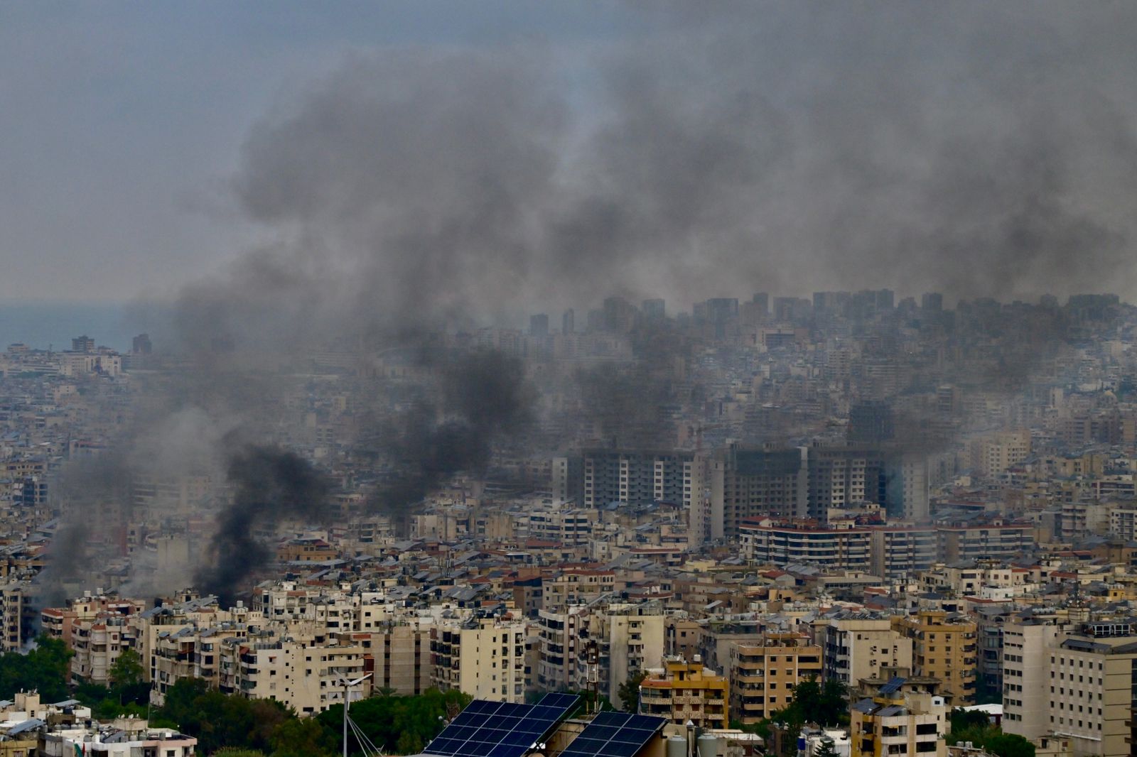 بالصور- دخان أسود يخنقُ سماء الضاحية بعد ليلة قصف عنيفة
