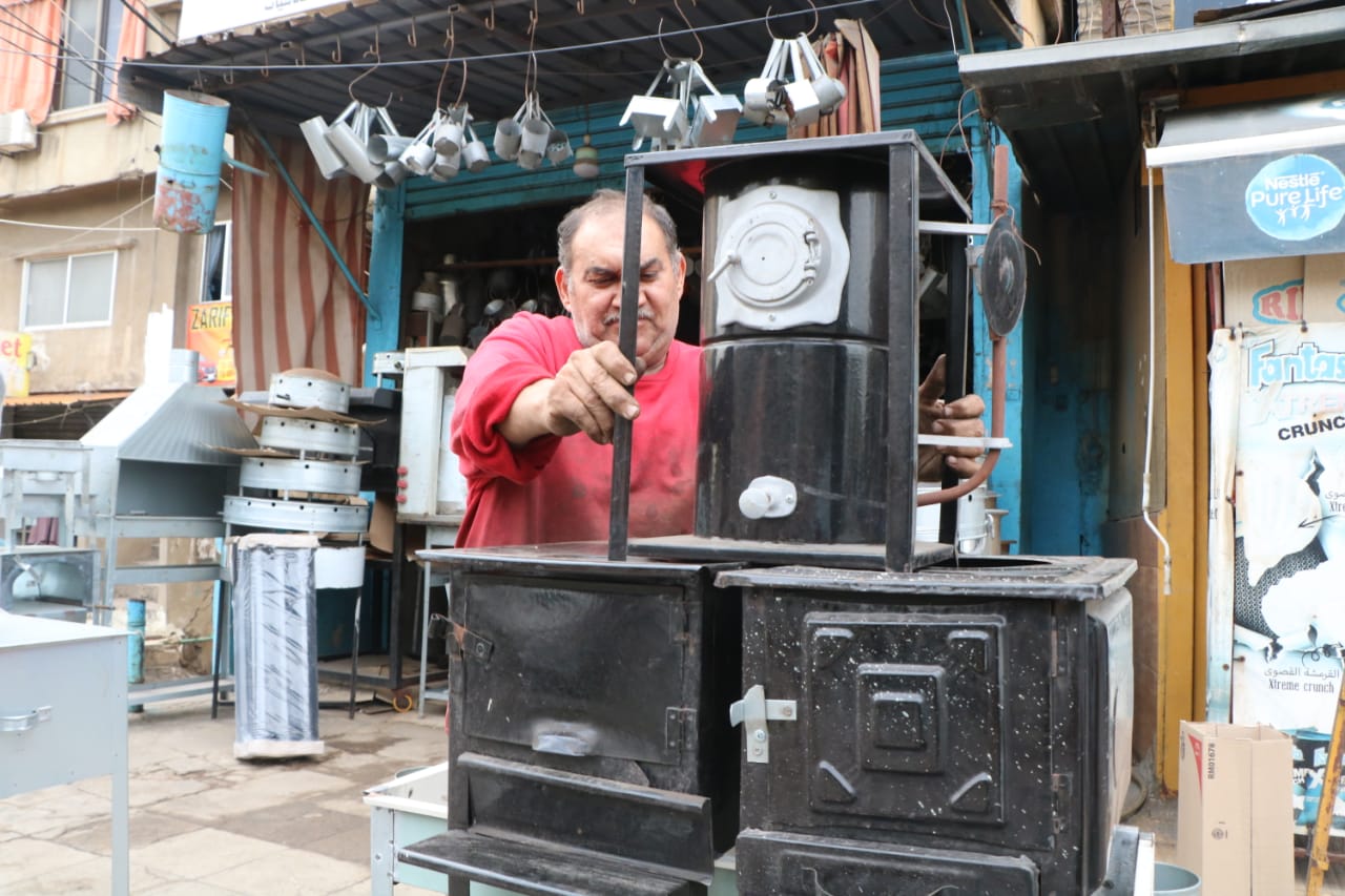 معظم الناس يتّجهون نحو التدفئة على الحطب خصوصاً في المناطق الجردية (تصوير حسن عسل)