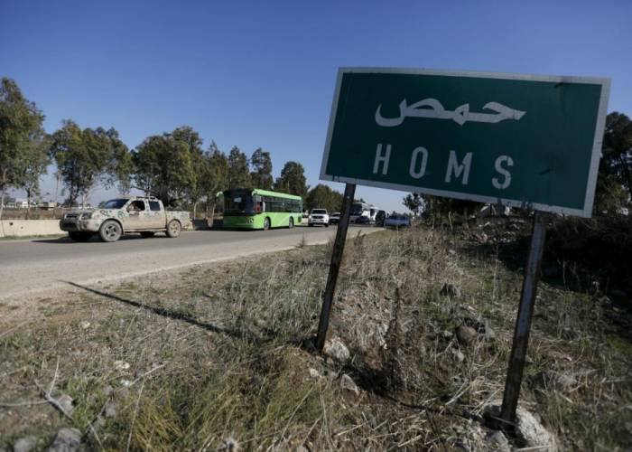 لافتة تشير الى وجهة الطريق الى حمص (مواقع)