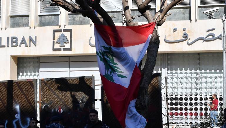 مصرف لبنان يتقدمه علم لبناني (وكالات)