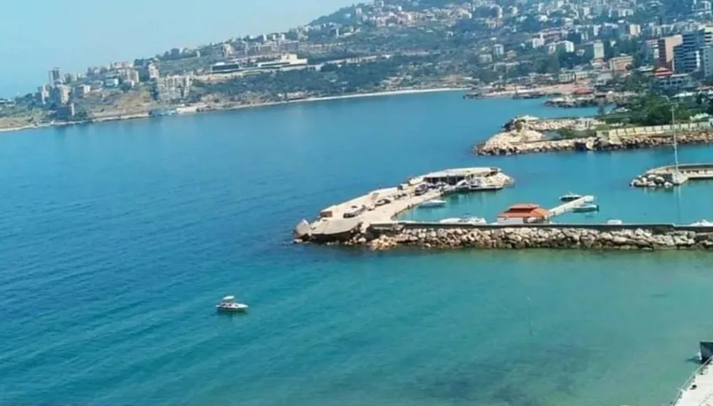 مركب لشفط الرمول قبالة الهري يحرّك نشطاء البيئة ونهرا يطلب وقفاً فورياً للأعمال