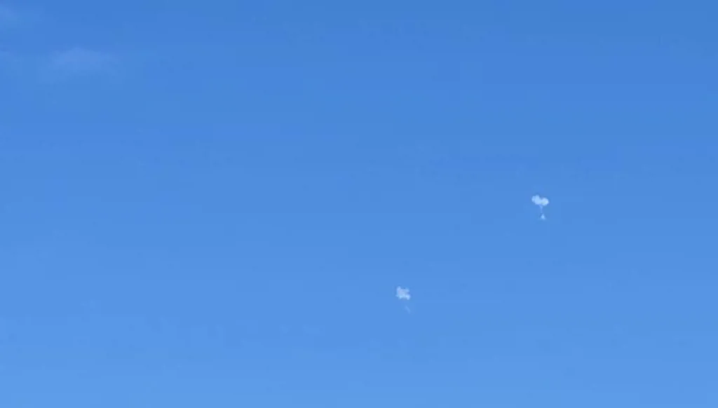 سقوط صواريخ بشكل مباشر على شمال تل أبيب وبلاغات عن إصابات بحالات هلع (فيديو)