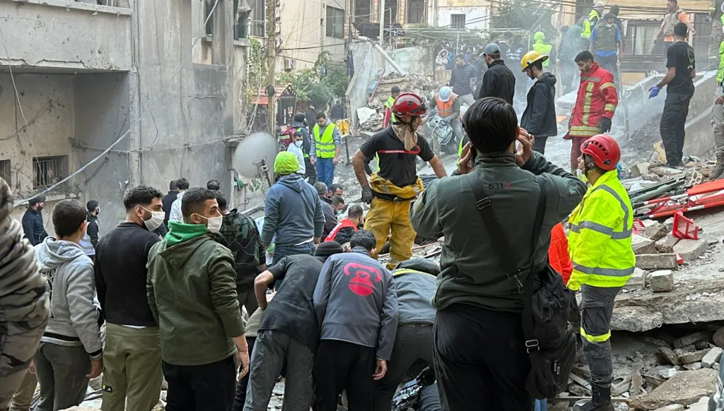 بالصور والفيديو- غارة إسرائيلية عنيفة تستهدف منطقة النويري في بيروت