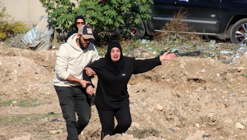 بالصور - في مقابر موقتة... زاروا أضرحة موتاهم الذين دفنوا كوديعة