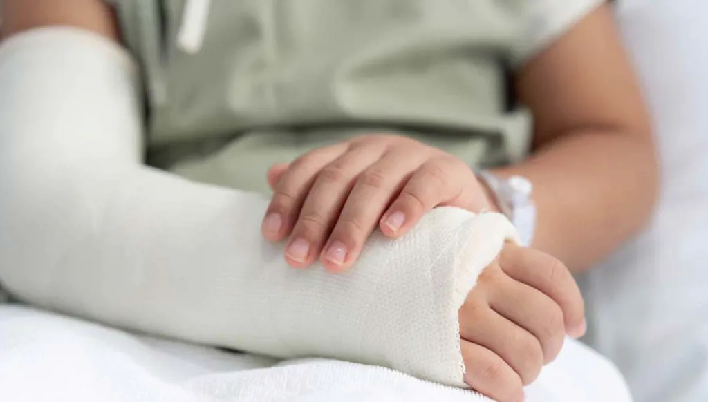ألقت بابنة الـ11 عاماً من الطابق الرابع انتقاماً من والدها