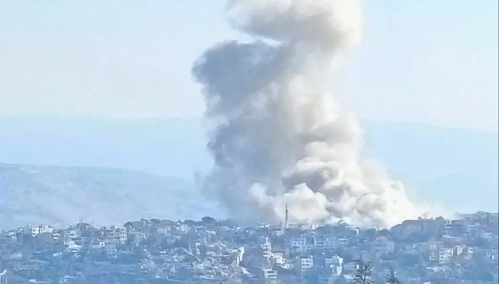 الجيش الإسرائيلي ينسف منازل في مارون الراس والخيام... وقصف مدفعي على بلدات جنوبية