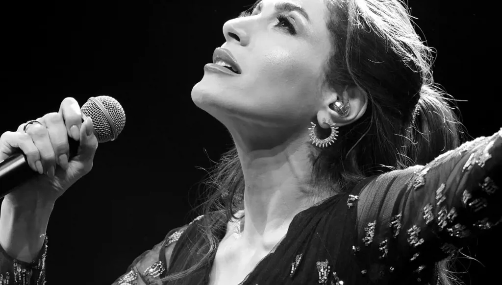 عبير نعمة تغني تحت المطر في الكويت (صور وفيديو)