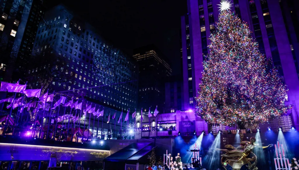 قصة شجرة الميلاد في مركز "روكفلر" بنيويورك... تقليد سنوي يضفي البهجة (صور)